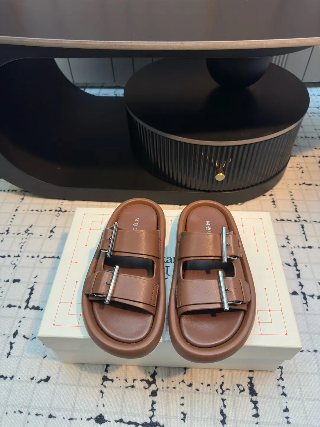 👟👟Ex-factory price 600👟👟McQueen 25ss early spring new height thick-soled buckle slippers with neat and youthful design! Comfortable and versatile, it also offers excellent durability! It combines fashion and comfort with a perfect balance of elegance. I believe every high-heeled girl will be attracted by it. Upper: Made of original cowhide. Inner foot pad: cowhide. Sole: rubber outsole. Size: 35/40 (40 is custom-made and cannot be returned or exchanged)
